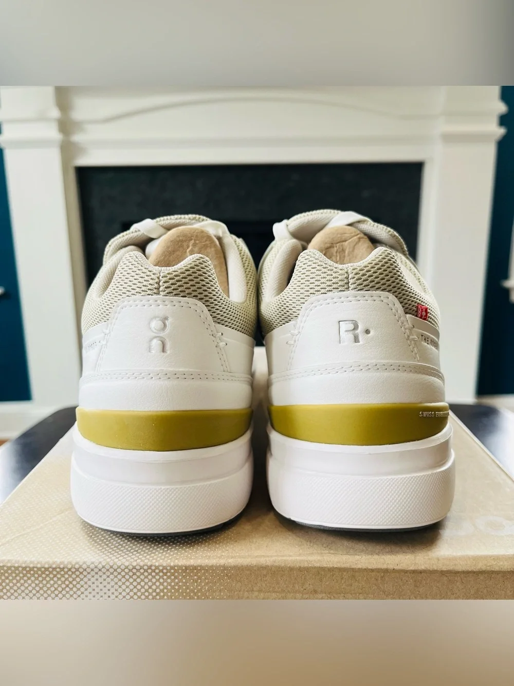 Sz 8 ON The Roger Advantage Men's Running Shoe White/Bronze (Women 9.5) 48.98343 - Picture 5 of 7